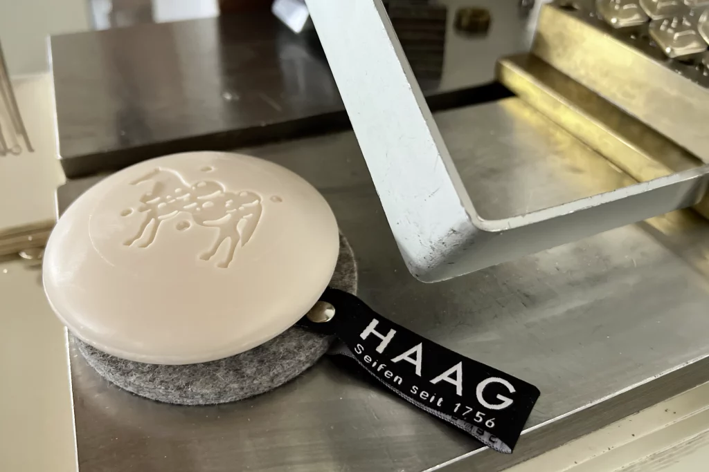 Göückband Seife mit Unterlage