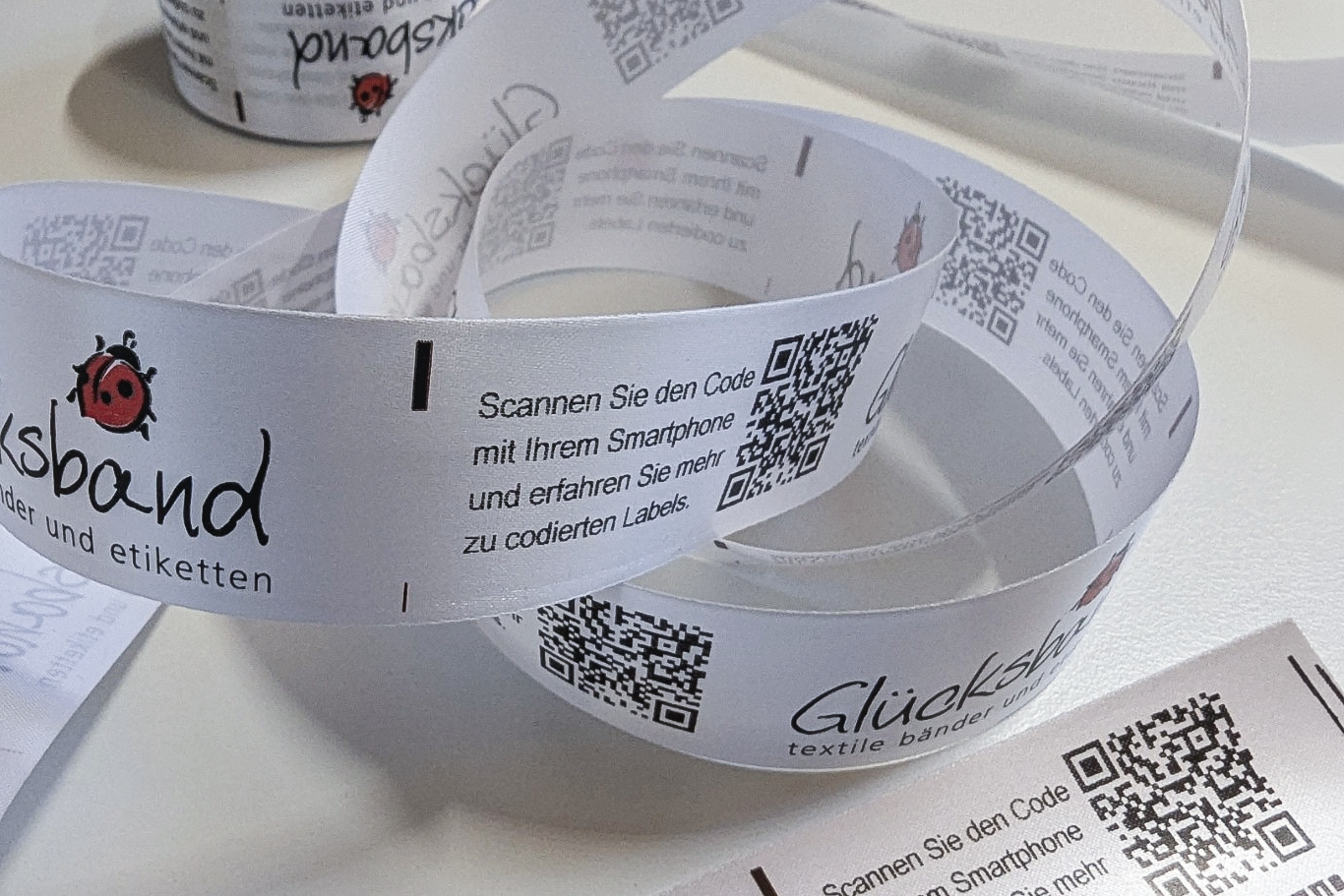 Glücksband codierte Pfflegeetiketten.